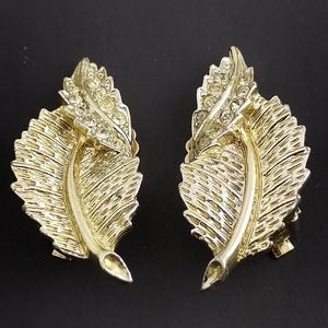 Signed Sarah vintage leaf gold tone clip on earrings